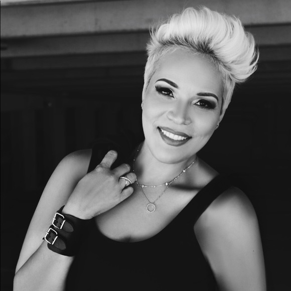 Meet your Posher, Rae - Picture 1 of 3